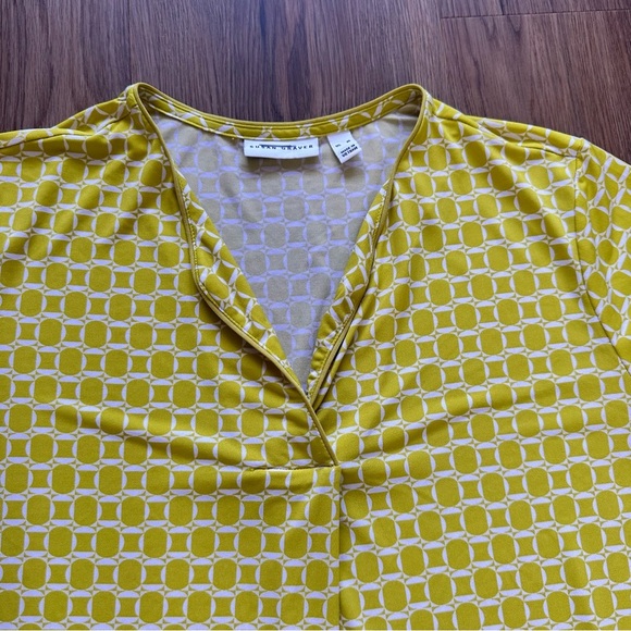 Susan Graver Short Sleeve Printed Blouse XL Yellow Geometric Liquid Knit Shirt - Picture 3 of 8